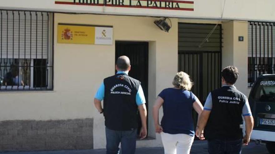 La Guardia Civil con una detenida en la operación.