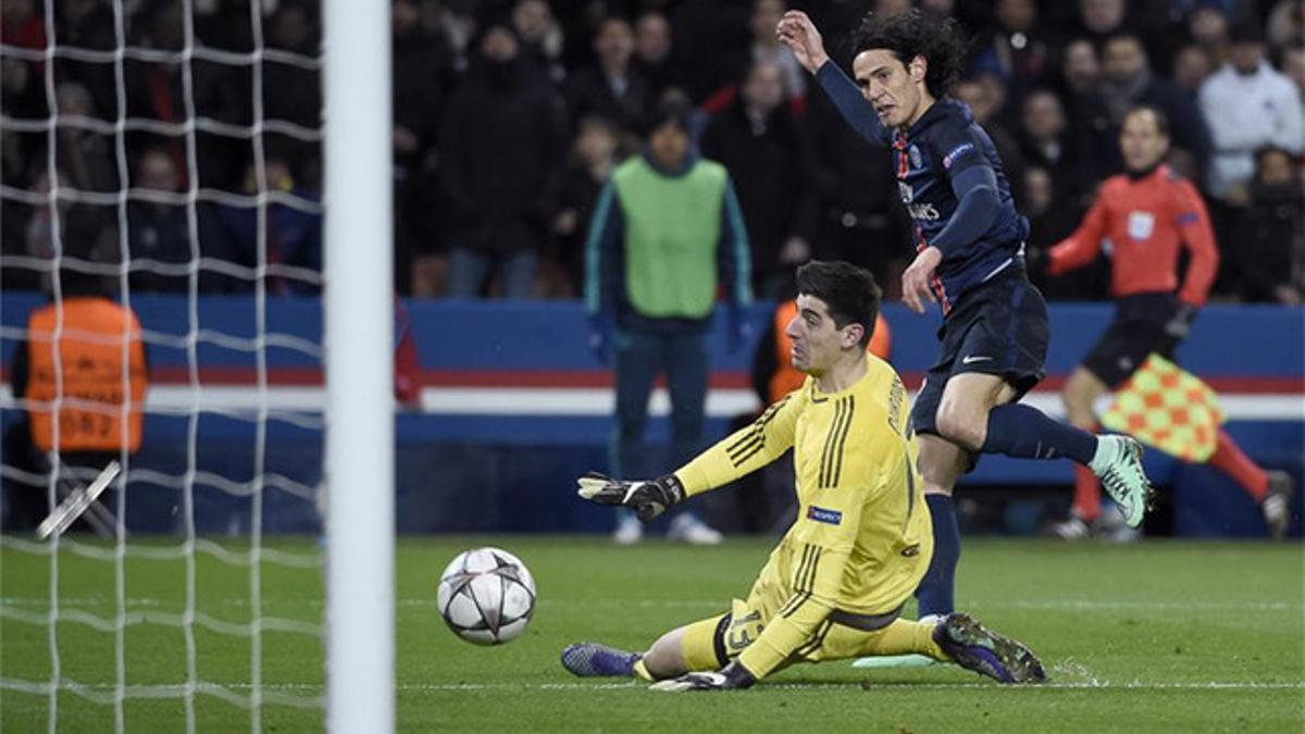 Cavani puso el 2-1 tras batir a Courtois por debajo de las piernas