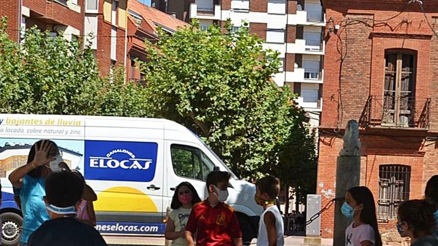 Catorce jóvenes participan en una de las actividades más demandadas, el taller de “slime” en la zona de la Mota