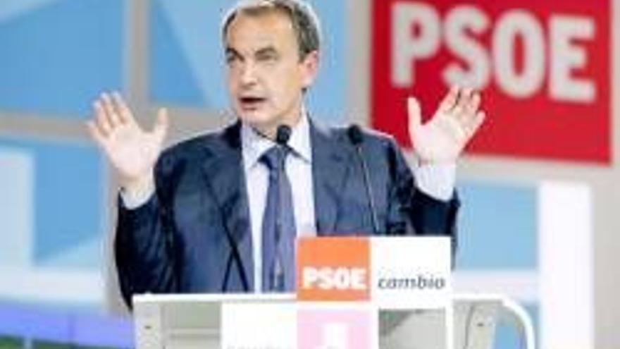 Zapatero levanta la bandera social para arrinconar al PP en la derecha