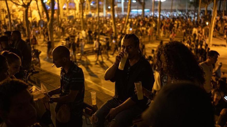 2 Un grup de joves fent botellon aquest estiu al passeig de Sant Antoni de Calonge. F  | DAVID APARICIO   