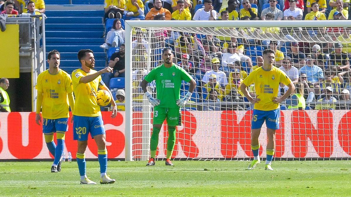 El portero Valles y varios jugadores de la UD durante el choque ante el Athletic Club.