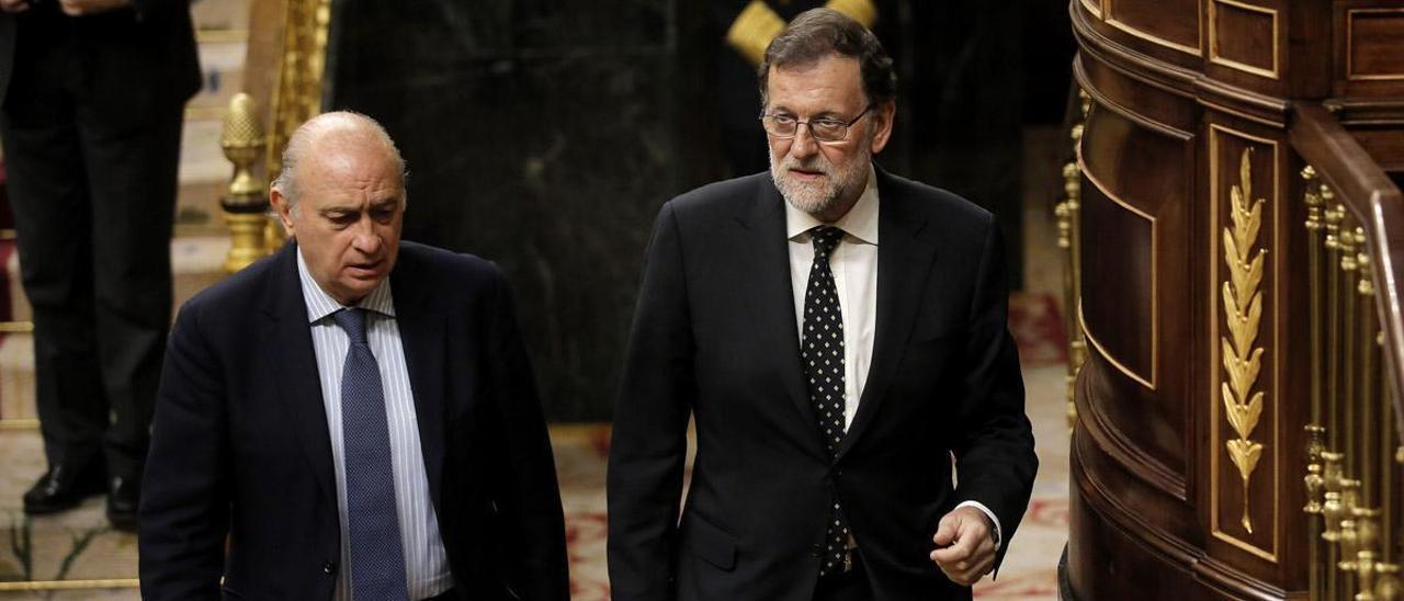 Jorge Fernández Díaz y Mariano Rajoy, en el pleno del Congreso de los Diputados, en una imagen de archivo.