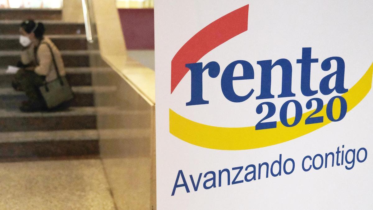 Señal de la Renta 2020 dentro de una oficina de la Agencia Tributaria