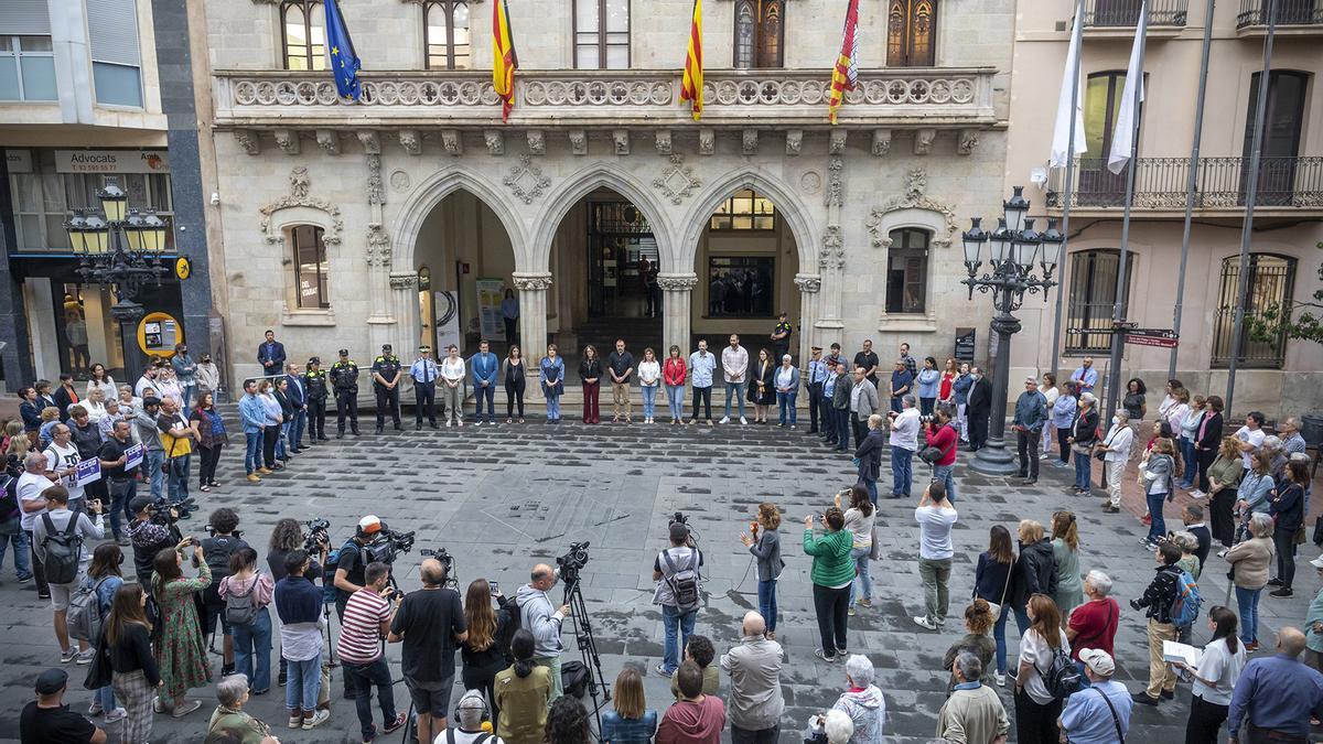 El minut de silenci pel doble assassinat de dues joves al Pakistan, al Raval de Montserrat de Terrassa