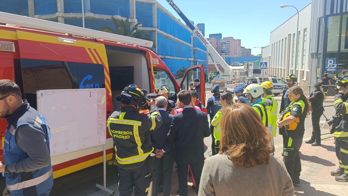Los bomberos trabajan tras el derrumbe del forjado de un edificio en Madrid.