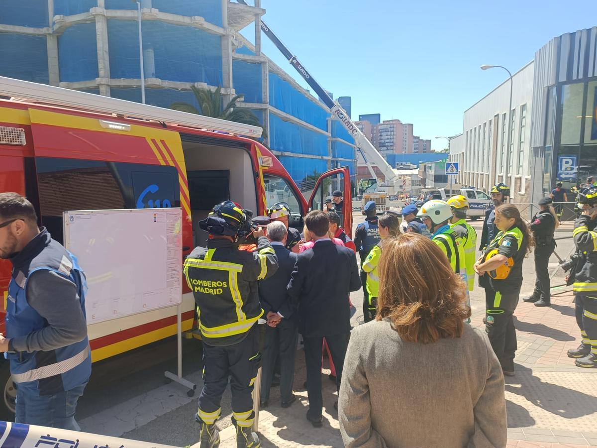 Los bomberos trabajan tras el derrumbe del forjado de un edificio en Madrid.