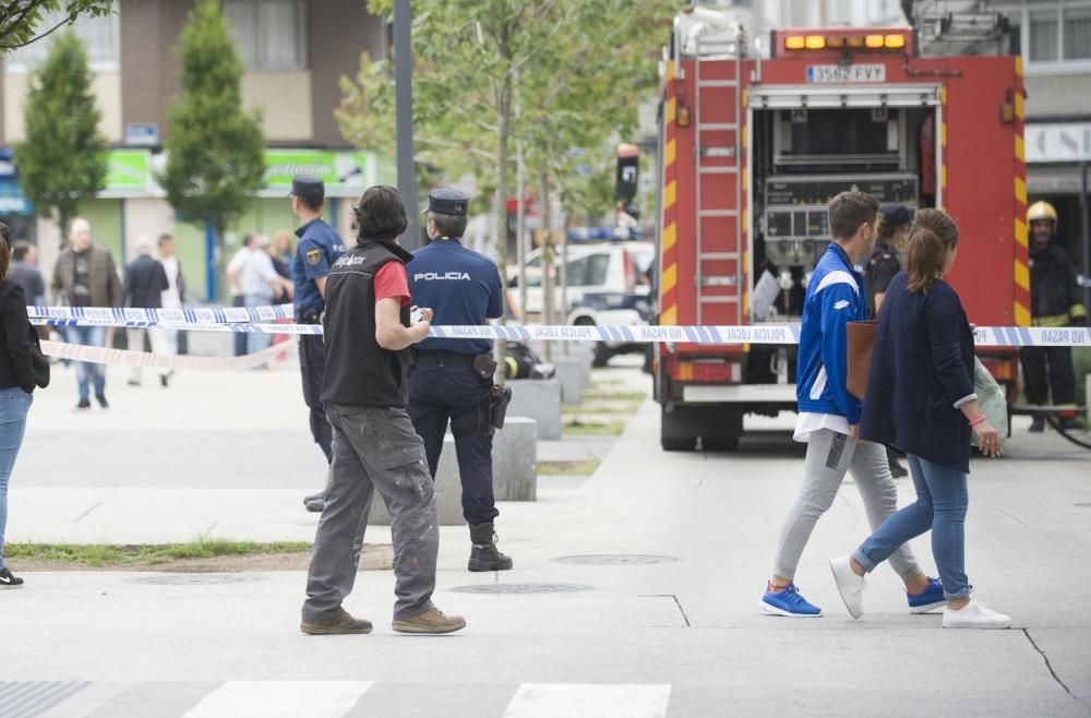 Los bomberos rescatan una niña y su padre en un incendio en un piso del Agra do Orzán