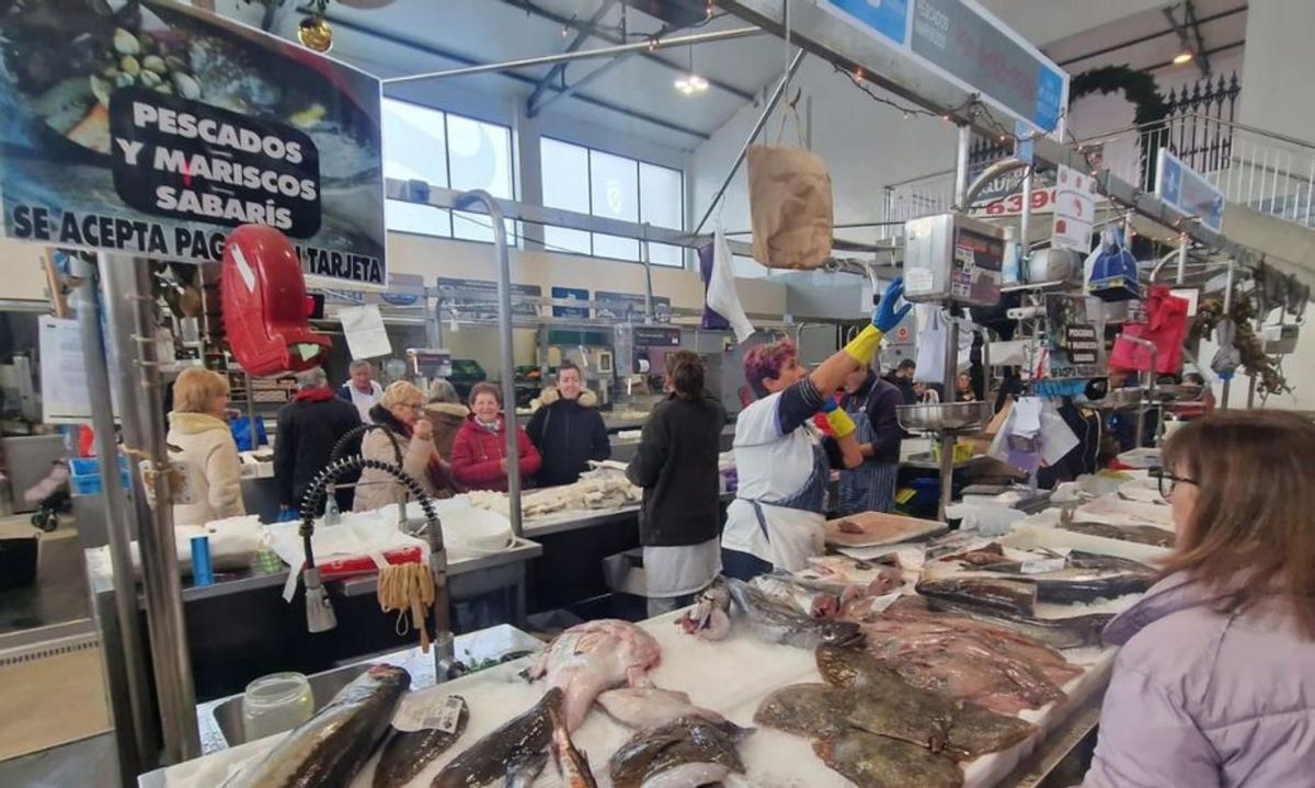 Un puesto de pescados en el mercado municipal vilagarciano. |   // M.M.