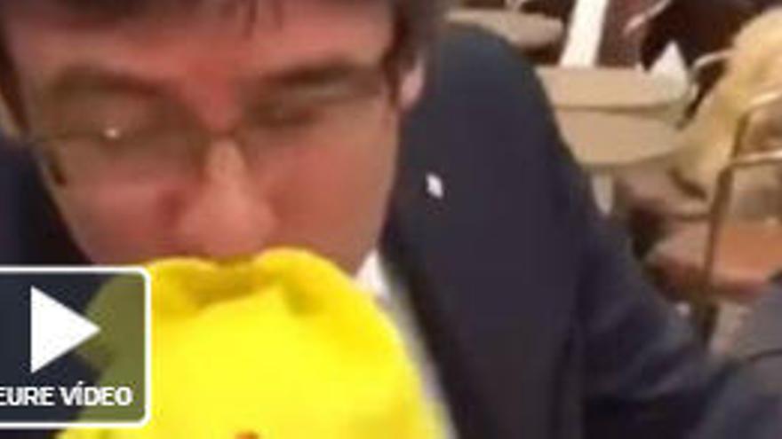 VÍDEO | Provoquen Puigdemont perquè faci un petó a una bandera espanyola