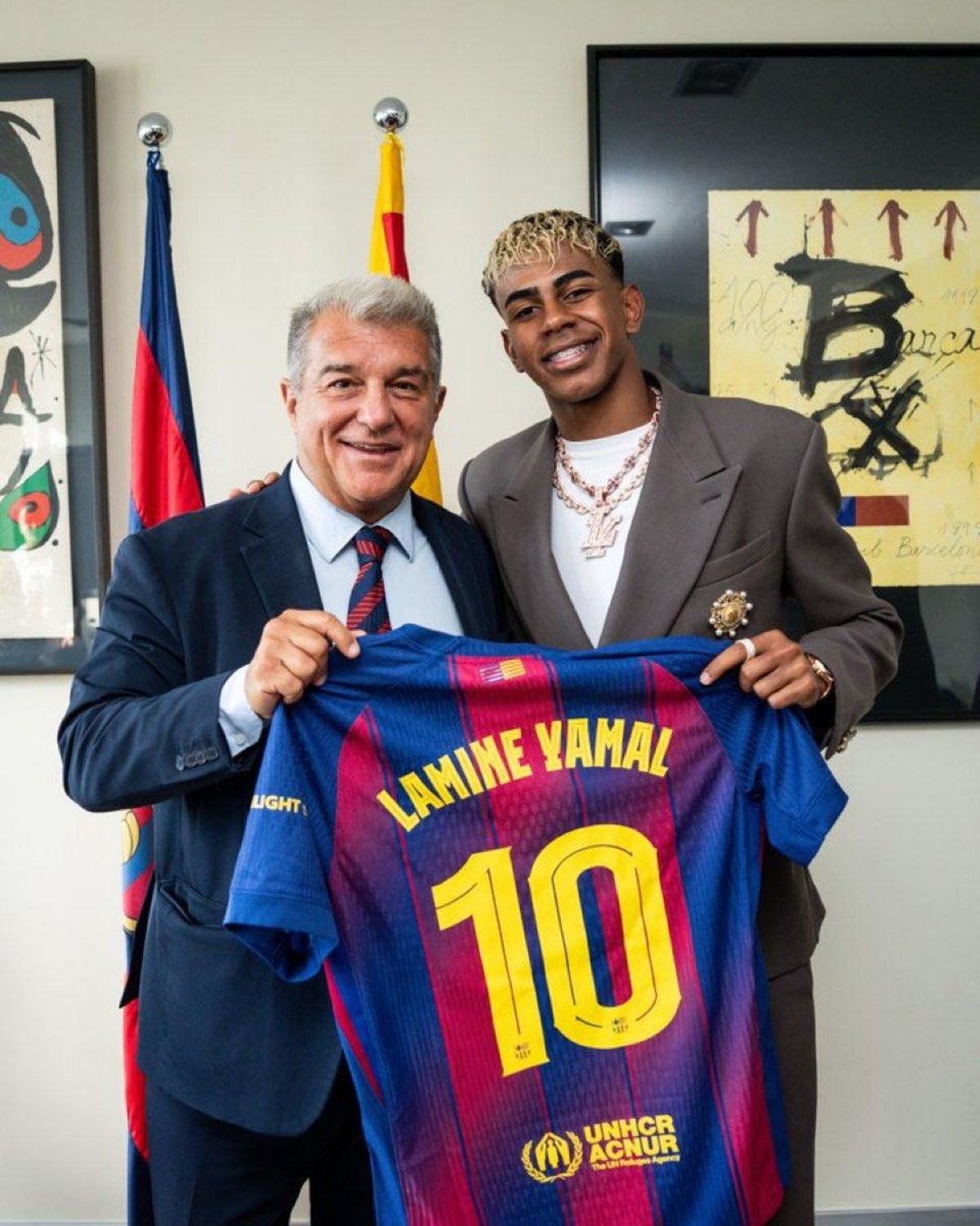 Lamine Yamal y Laporta posan con el nuevo dorsal de la estrella azulgrana