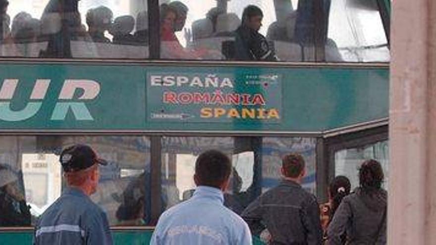 554 personas al mes se van al extranjero a buscar trabajo