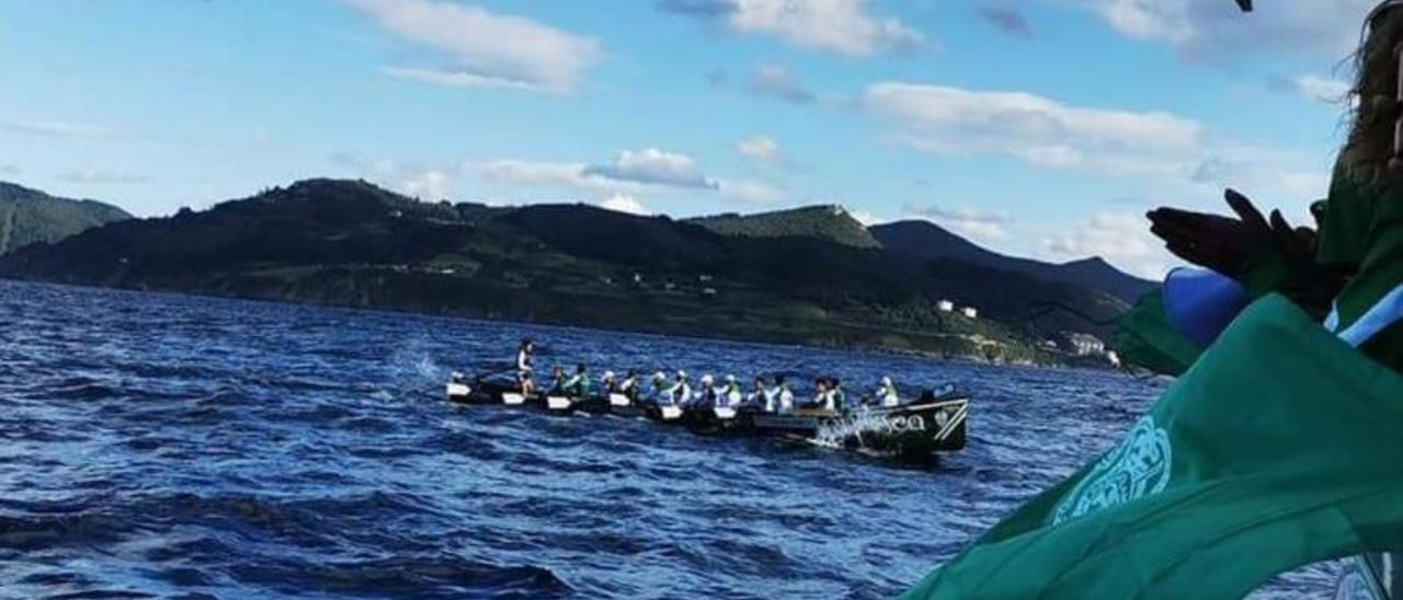 La tripulación de Samertolaméu Oversea, ayer en la regata de Bermeo. |  // SDS