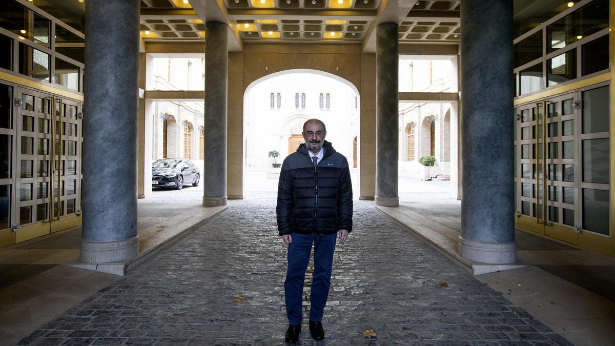 Javier Lambán, frente al área de Presidencia, en el edificio Pignatelli, sede del Gobierno de Aragón.