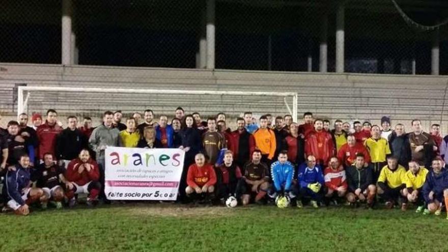 Foto de familia de los equipos de veteranos y representantes de la asociación Aranes. // Bernabé