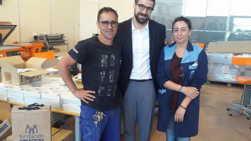 Álvaro Nogueira, en el centro, entre Manuel Viñas y Henar Hernández, monitores del taller.