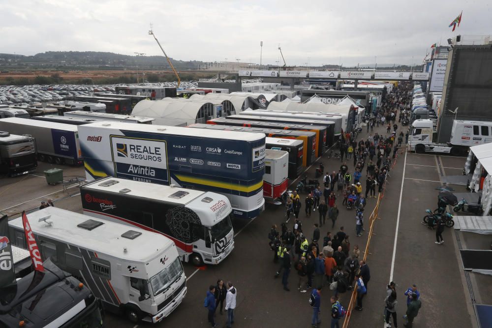 Más de 170.000 valientes desafían a la lluvia en Cheste