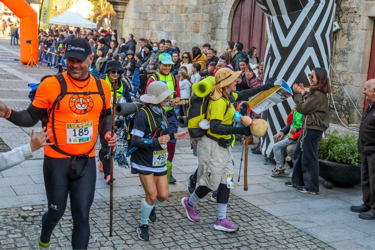 Cambados despide el año con miles de pisadas... y disfraces navideños
