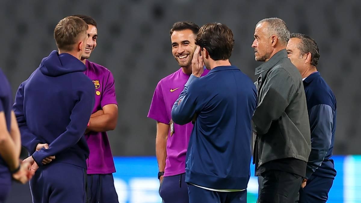 Luis Enrique saludó a los jugadores del Barça antes del partido en Montjuïc