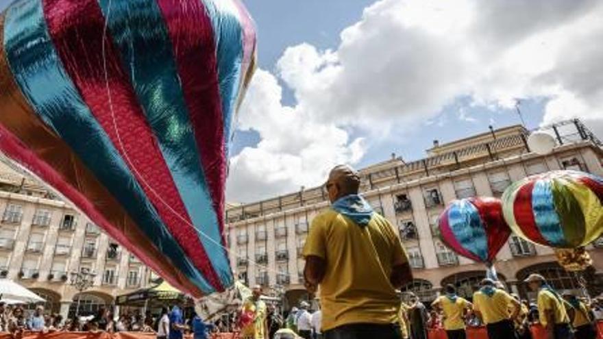 Multitudinaria traca y gran expectación en la suelta de globos