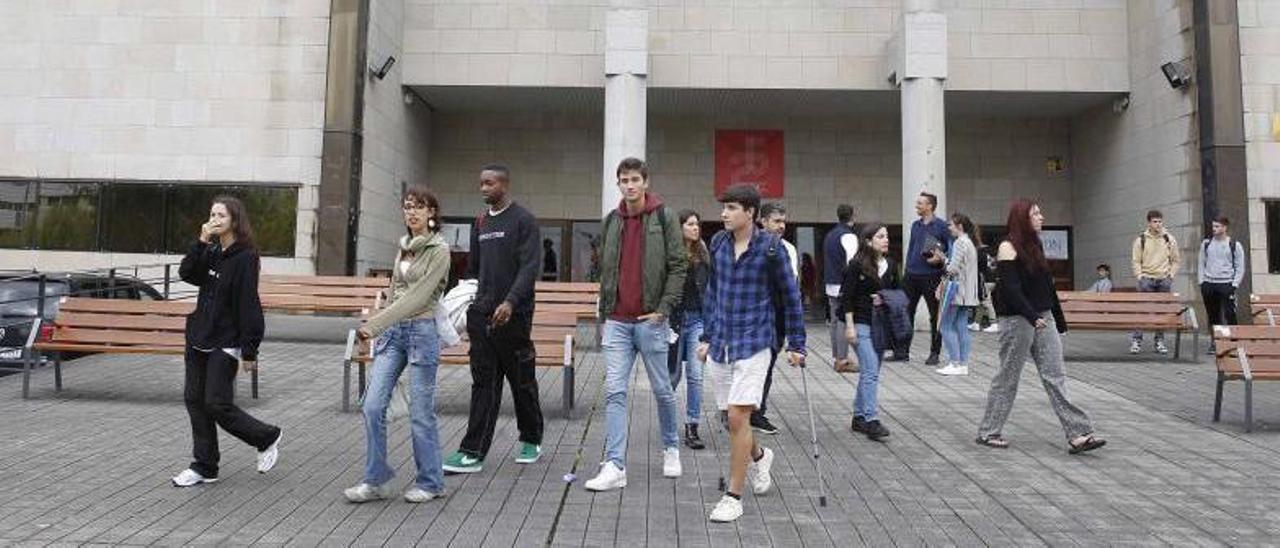 Estudiantes ayer en el campus de Pontevedra tras acudir a jornadas de presentación. // PABLO HERNÁNDEZ GAMARRA