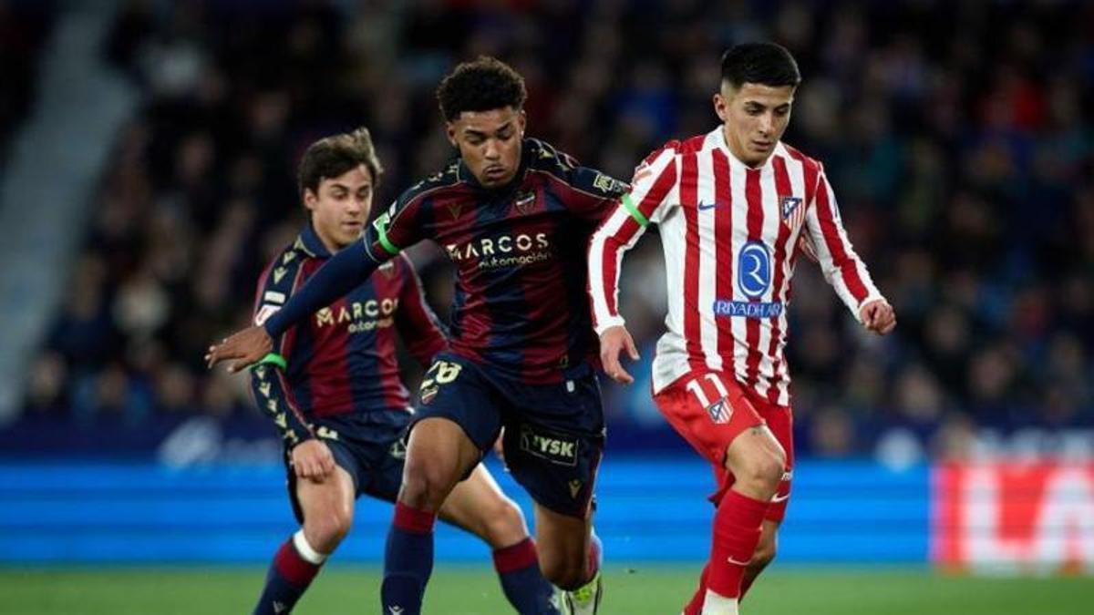 Kareem Tunde disputando un balón con Almada