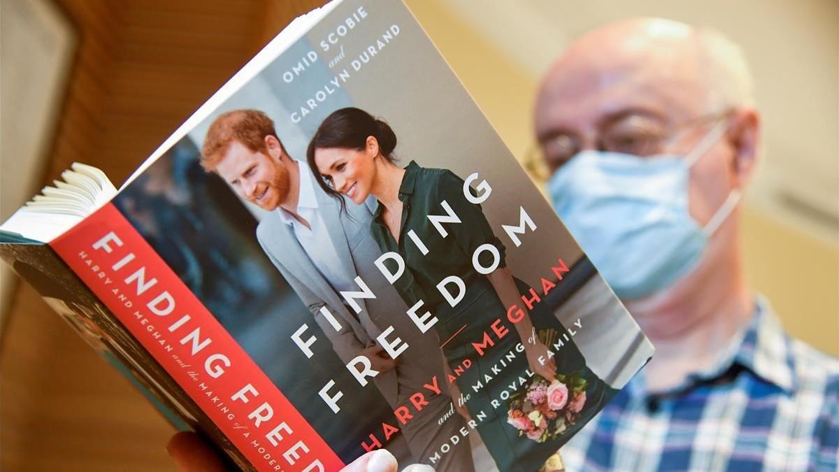 zentauroepp54457496 an employee holds a copy of  finding freedom   an unofficial200812190818