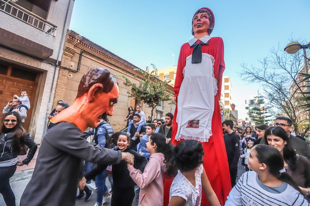 Primera salida de la Charamita, con los gigantes Lily, el Ogro y el Lobo en las fiestas patronales de Torrevieja 2019