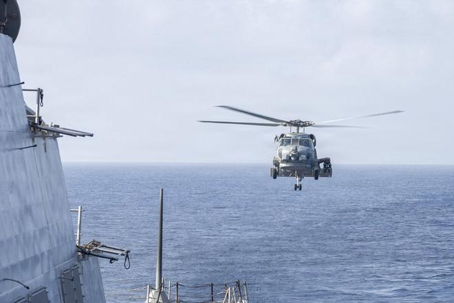 EEUU ataca un barco que intentaba romper el bloqueo de Washington a Irán cerca del estrecho de Ormuz