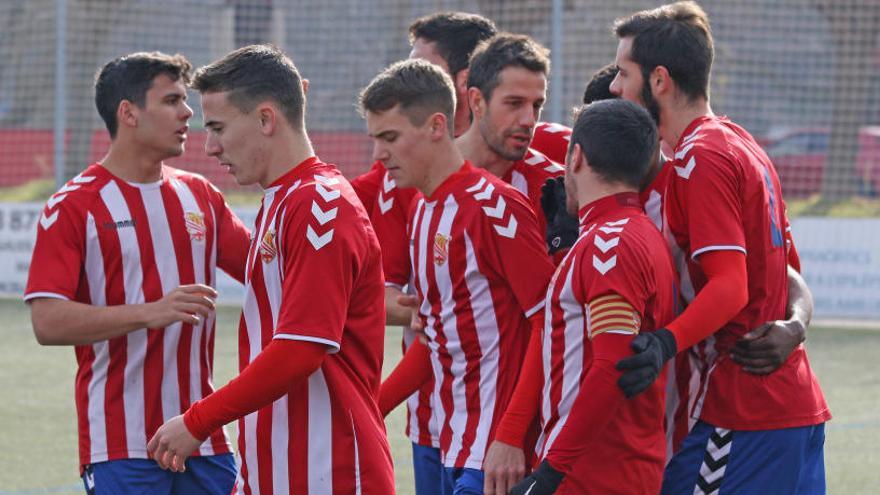 Els jugadors del Manresa celebren un dels gols contra el Lleida B, diumenge passat