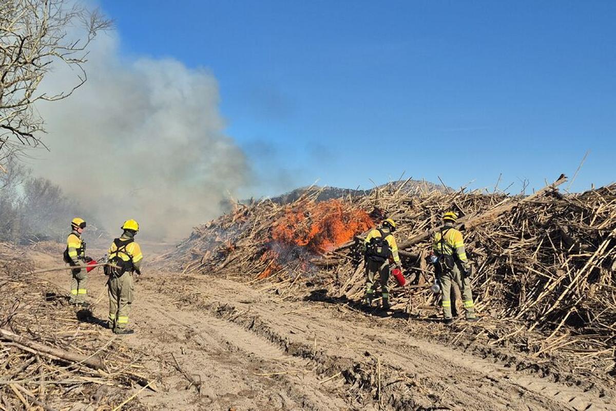 Cremes controlades a la Gola del Ter per rertirar les restes del temporal.