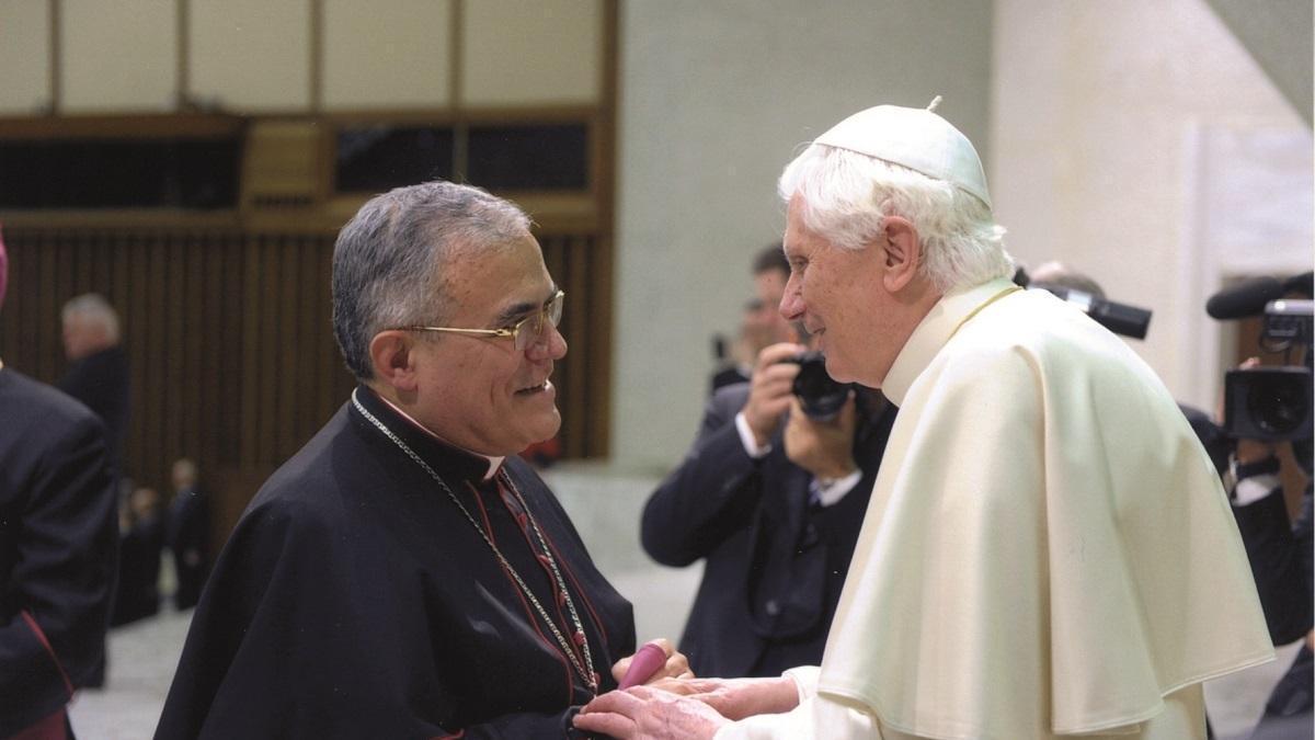 Monseñor Demetrio saluda al Papa Benedicto XVI en una visita al Vaticano.