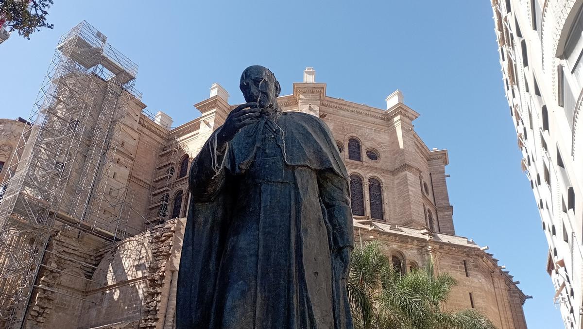 Otra vista del monumento a Ángel Herrera Oria, esta semana.