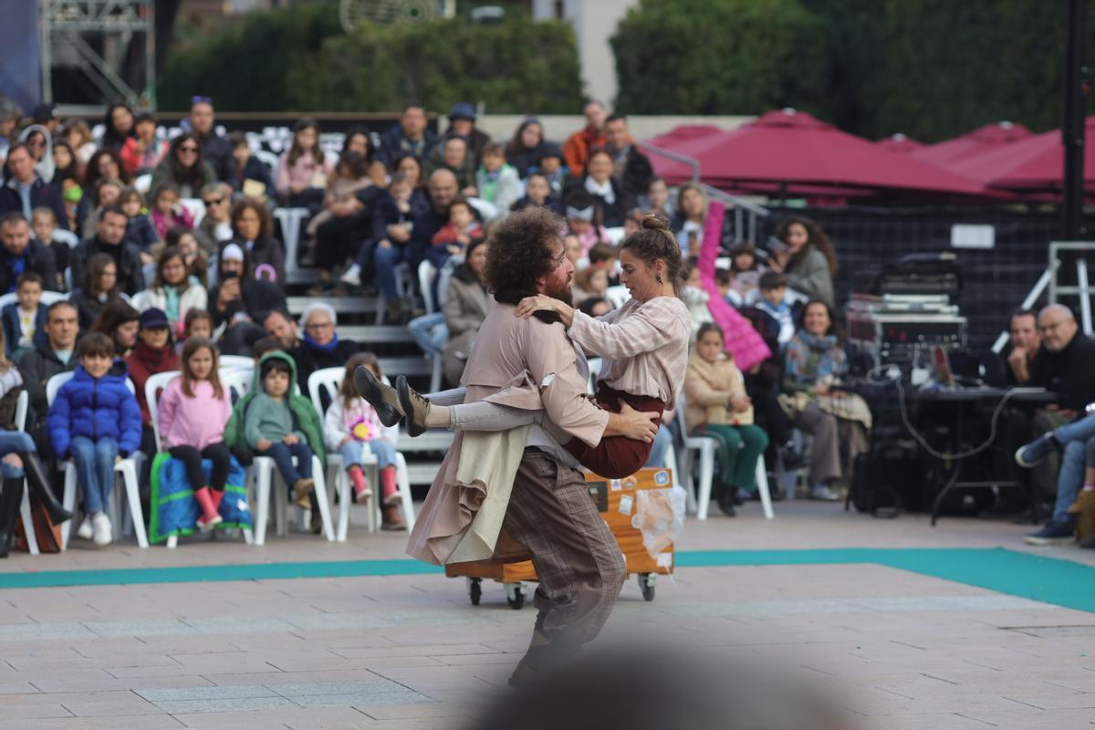 Magdalena Circus conquista a los más pequeños tras la lluvia
