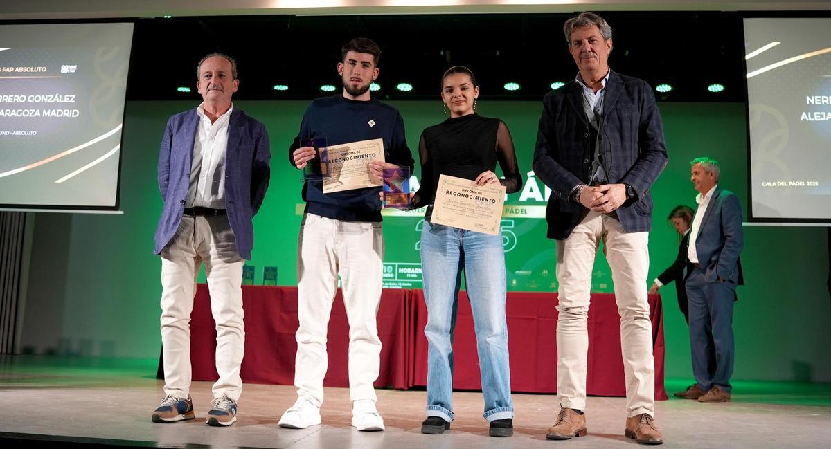 Nerea Guerrero, con el premio otorgado por la Federación Andaluza de Pádel.
