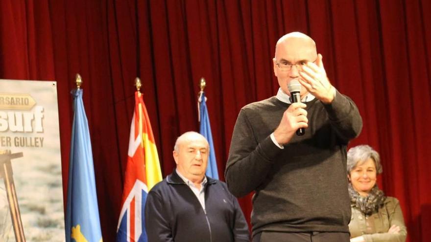 El alcalde de Tapia, Enrique Fernández; Timothy Kane, y la concejala Dulce Martínez, ayer, durante la clausura del Campeonato de surf de Tapia.