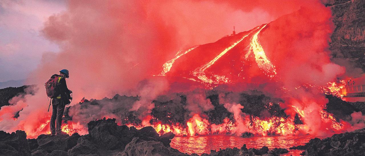 Un científico hace mediciones cerca de la fajana creada por la lava del volcán de Cumbre Vieja.