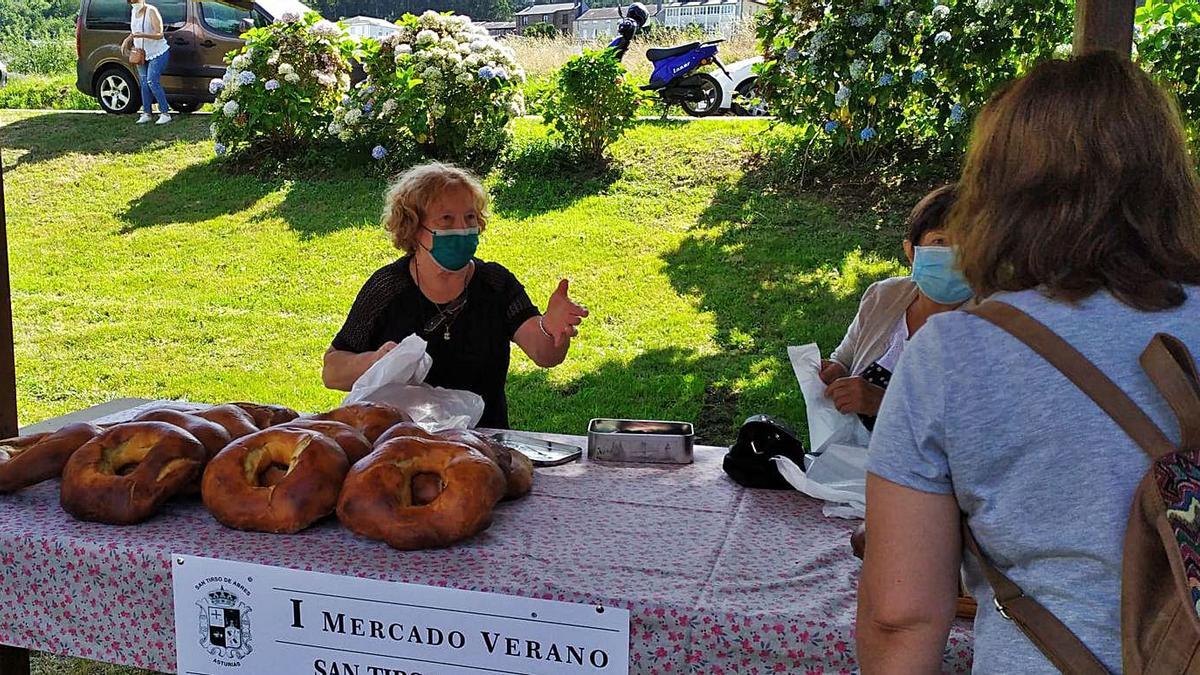 La repostera María Rodil, ayer, en el puesto de venta de las típicas roscas de San Tirso. | A. M. S.