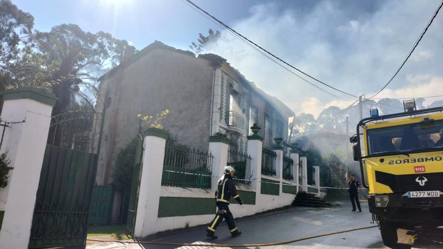 Un vecino fallecido y un bombero herido en Cudillero tras incendiarse una casa