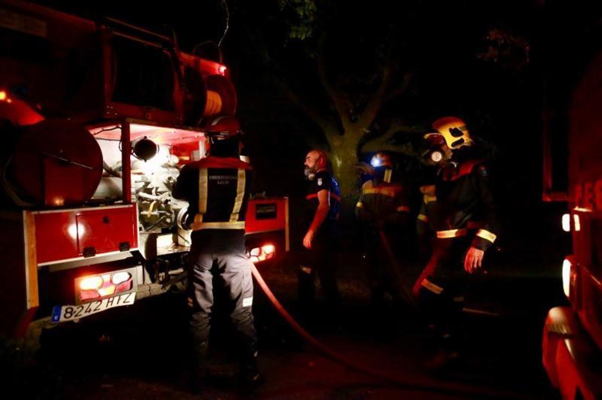 Actuación de los servicios de extinción en Cristimil, Lalín.