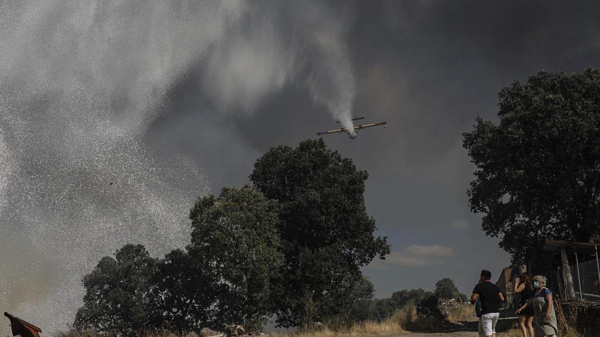 Imágenes del incendio originado en Lober de Aliste.