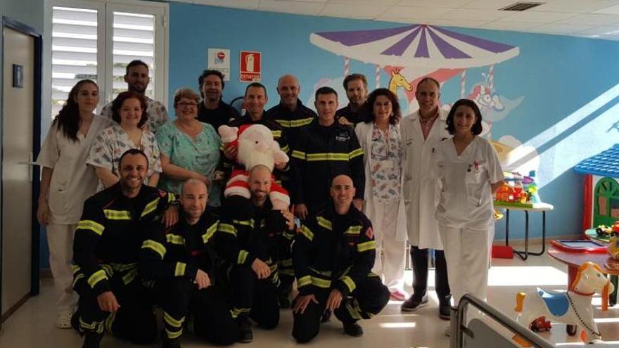 Los bomberos reparten ilusión en el hospital de La Vila