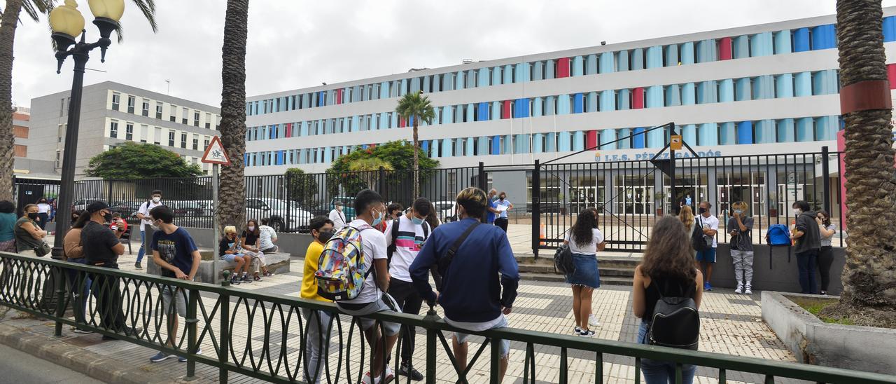 En la imagen, alumnos frente al IES Pérez Galdós