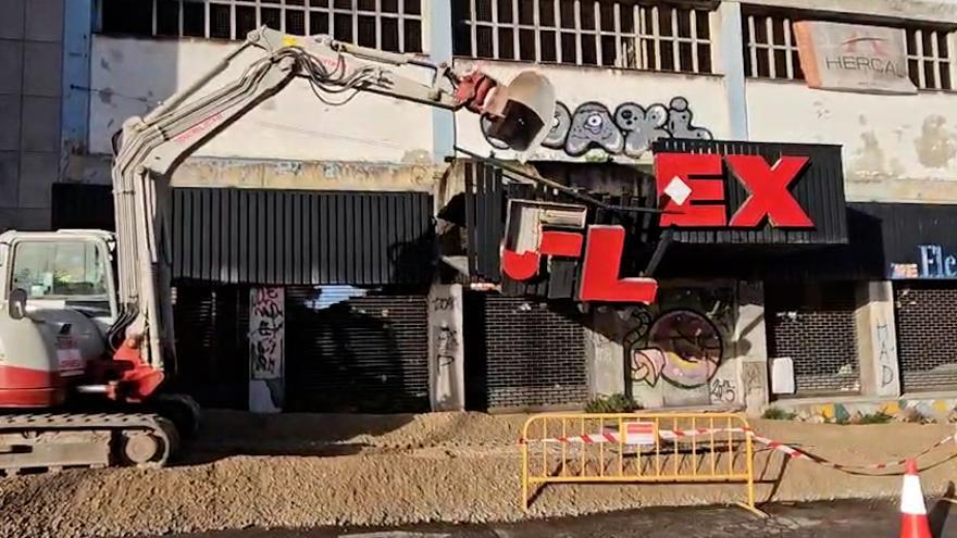 Flex se convierte ya en escombros: rematada la demolición de la histórica nave de La Calzada