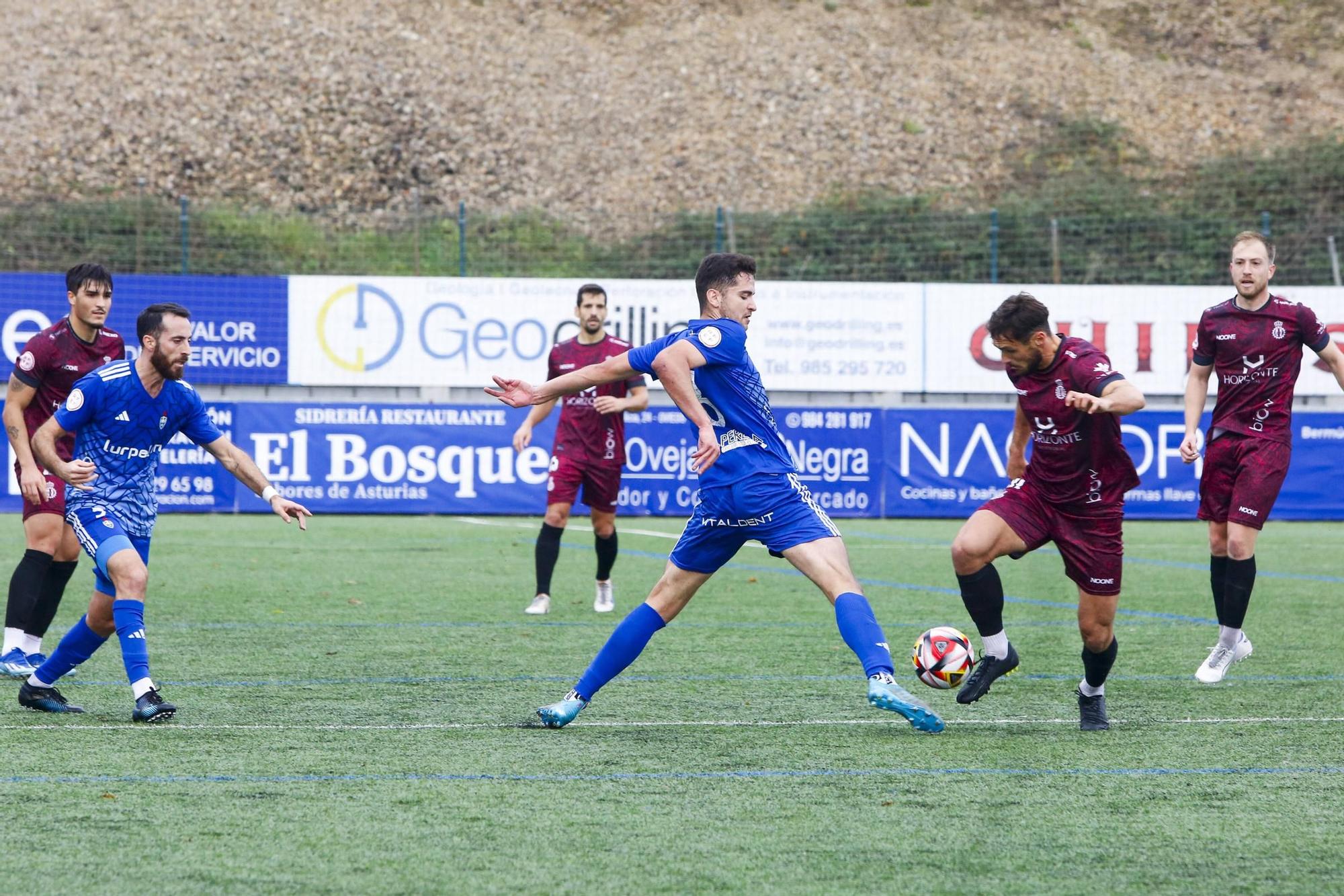 Las imágenes de la victoria del Avilés en el campo del Covadonga: segunda consecutiva de los blanquiazules