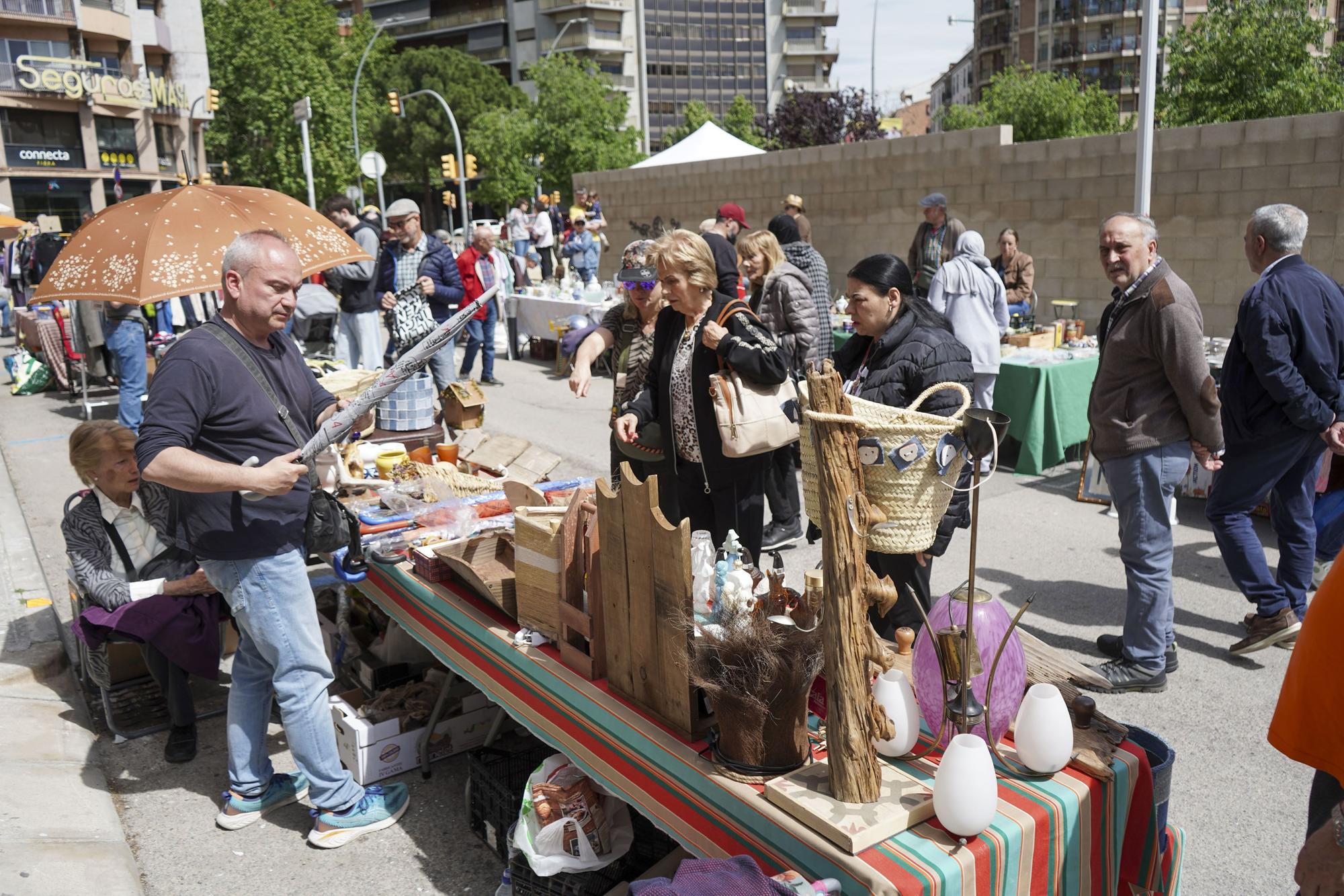 Veïns del barri Vic-Remei celebren la participació en el seu mercat de 2na mà