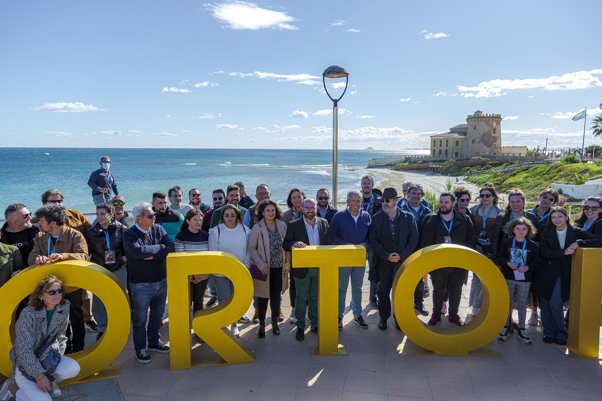 Un momento del homenaje junto al mar al actor Antonio Resines en Pilar de la Horadada