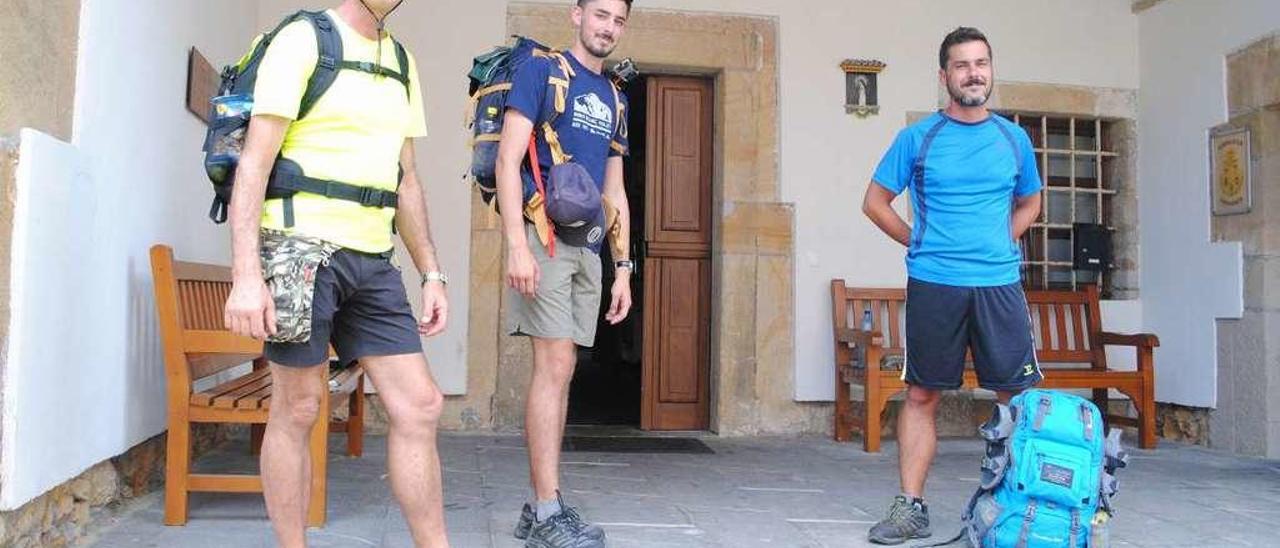 Antonio Lucena, su hijo Álvaro y Jesús Bermejo, en el albergue de la Pola.