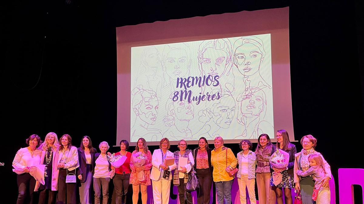 Grupo de familia de las mujeres premiadas en esta edición 2024, junto a la concejala de Igualdad. Cristina Marcos.