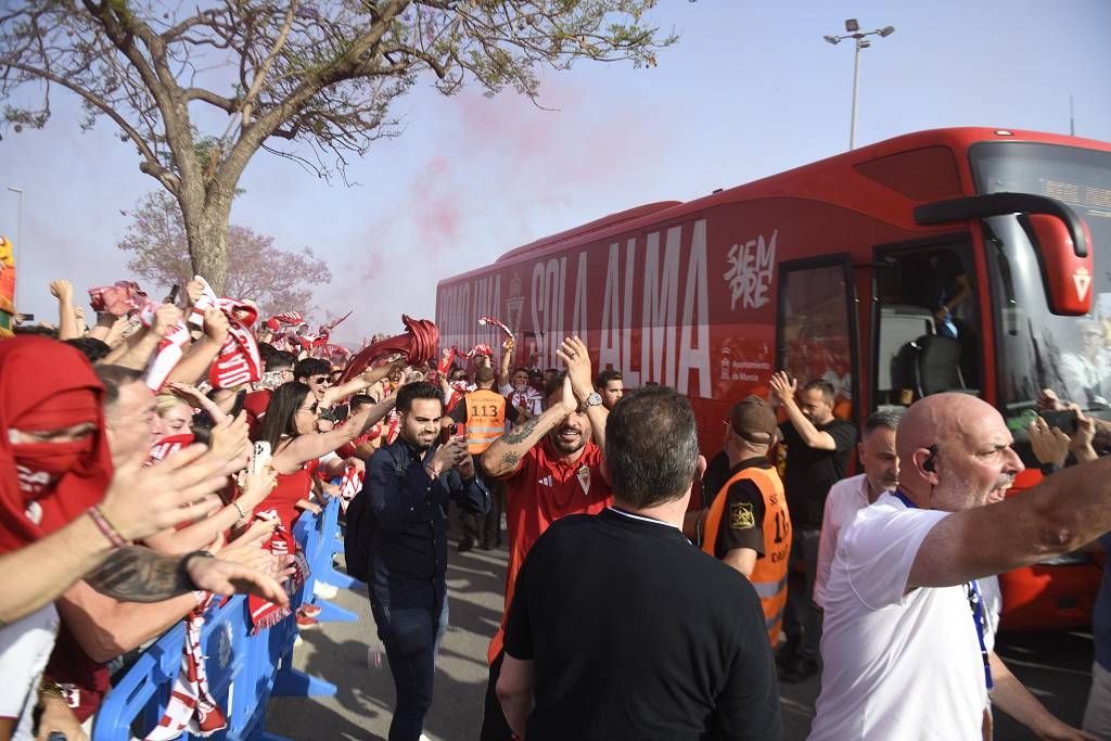 Recibimiento de la afición al Real Murcia antes del partido ante el Nástic